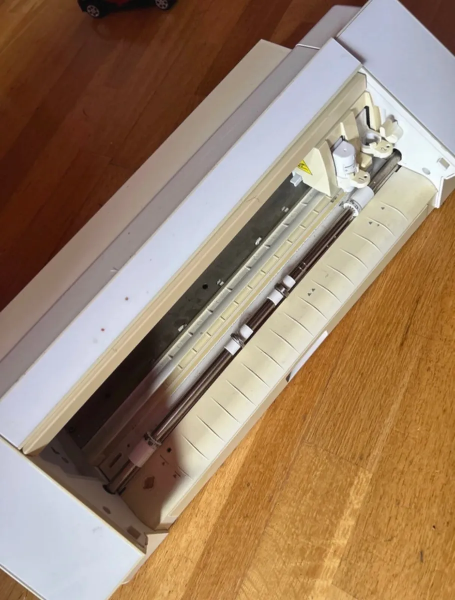 Silhouette cameo 4 - Image 1