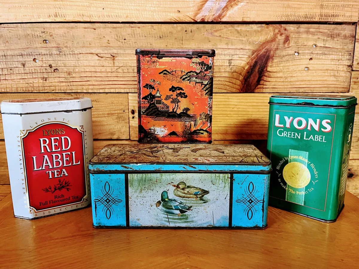4 Vintage tin containers - Image 1