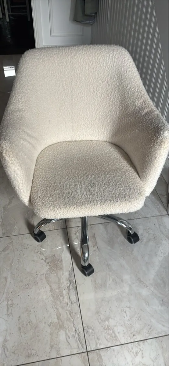 Cream boucle office chair - Image 4