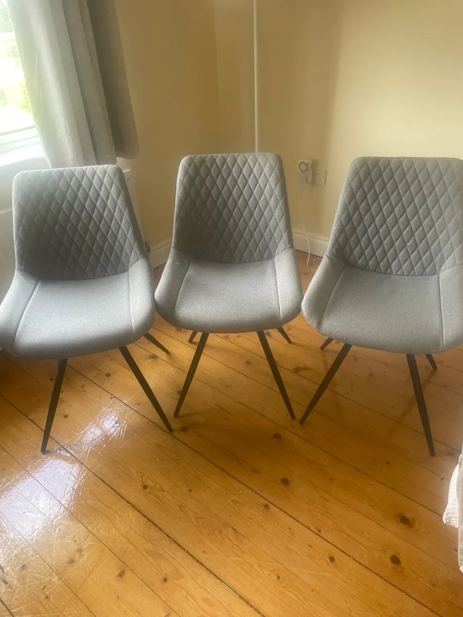 6 chairs - Image 1