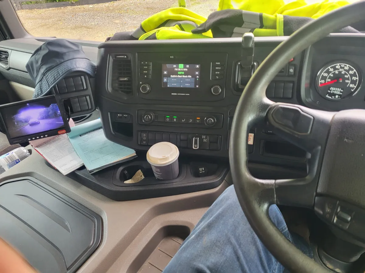 Scania P410 XT 8 wheel tipper grab 2019 - Image 4