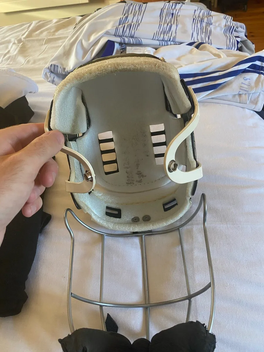 Hurling helmet - Image 4
