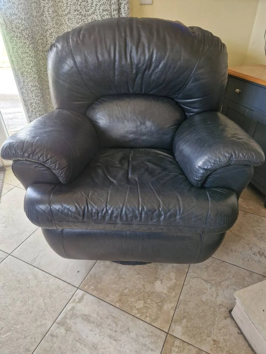 Black recliner chair 360 ?