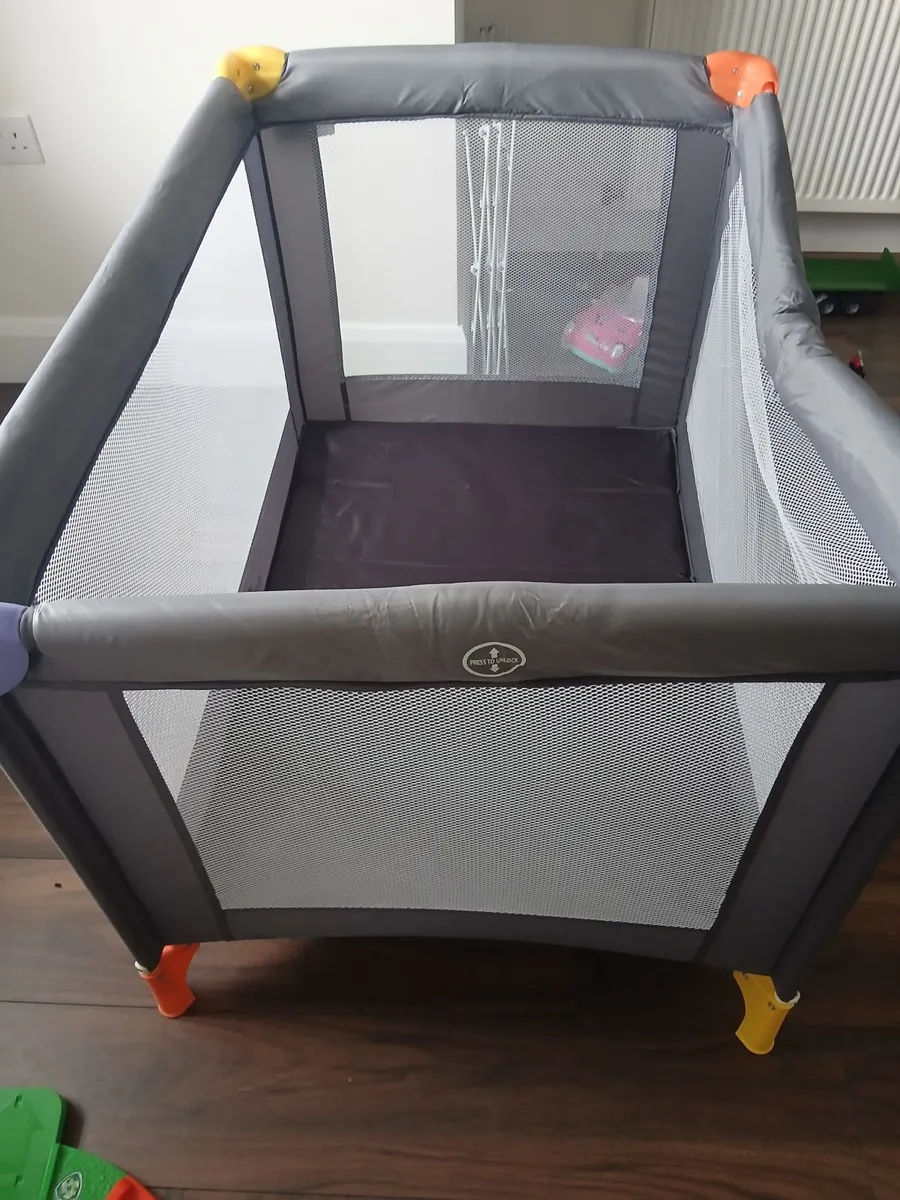 Travel cot - Image 1