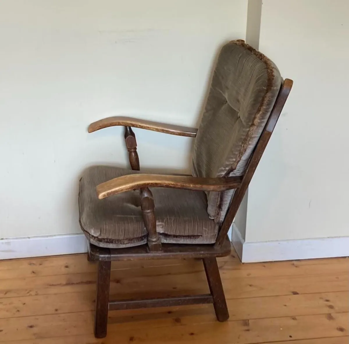 Classic Vintage Upholstered Armchair - Image 3