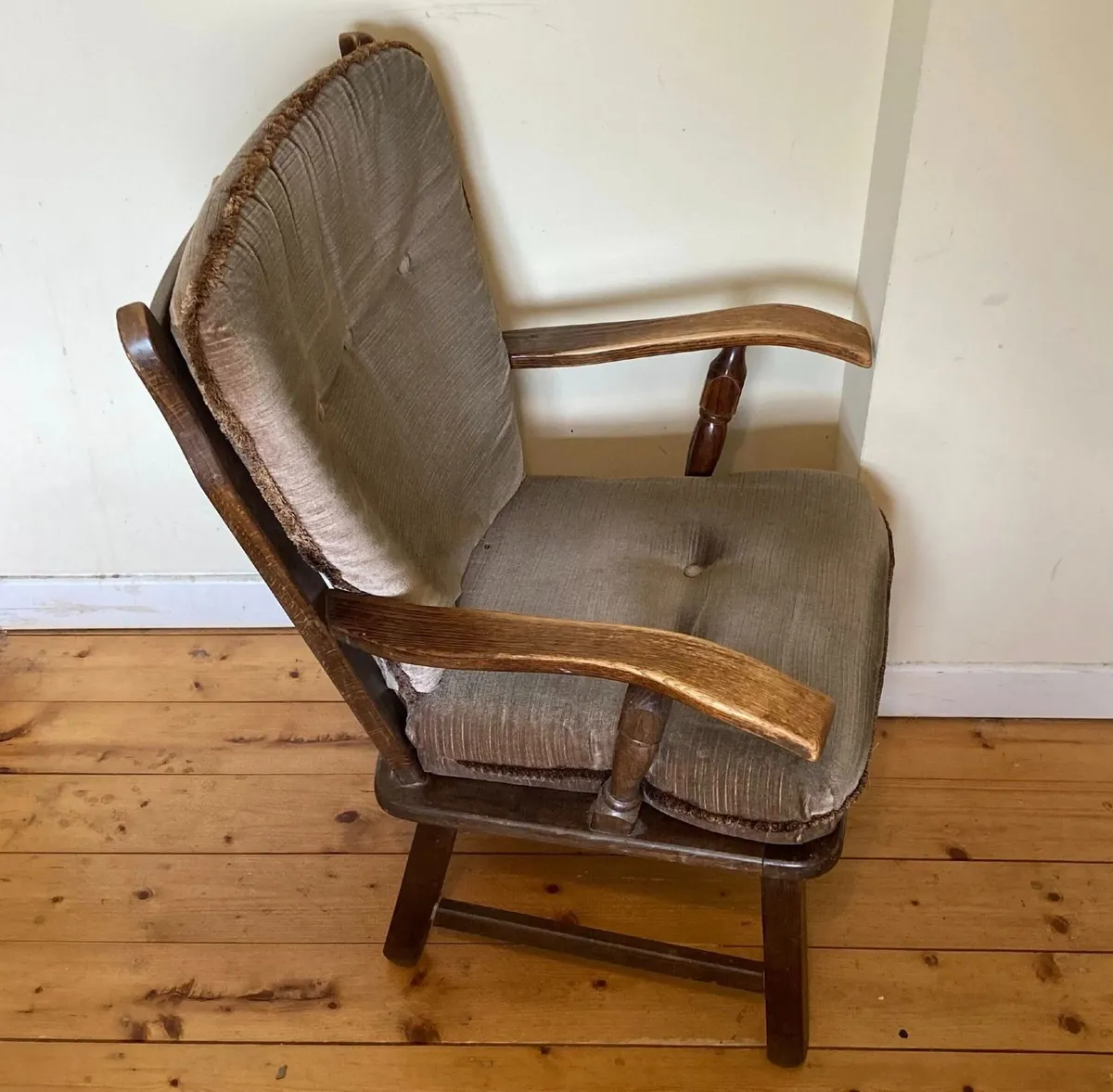 Classic Vintage Upholstered Armchair - Image 4