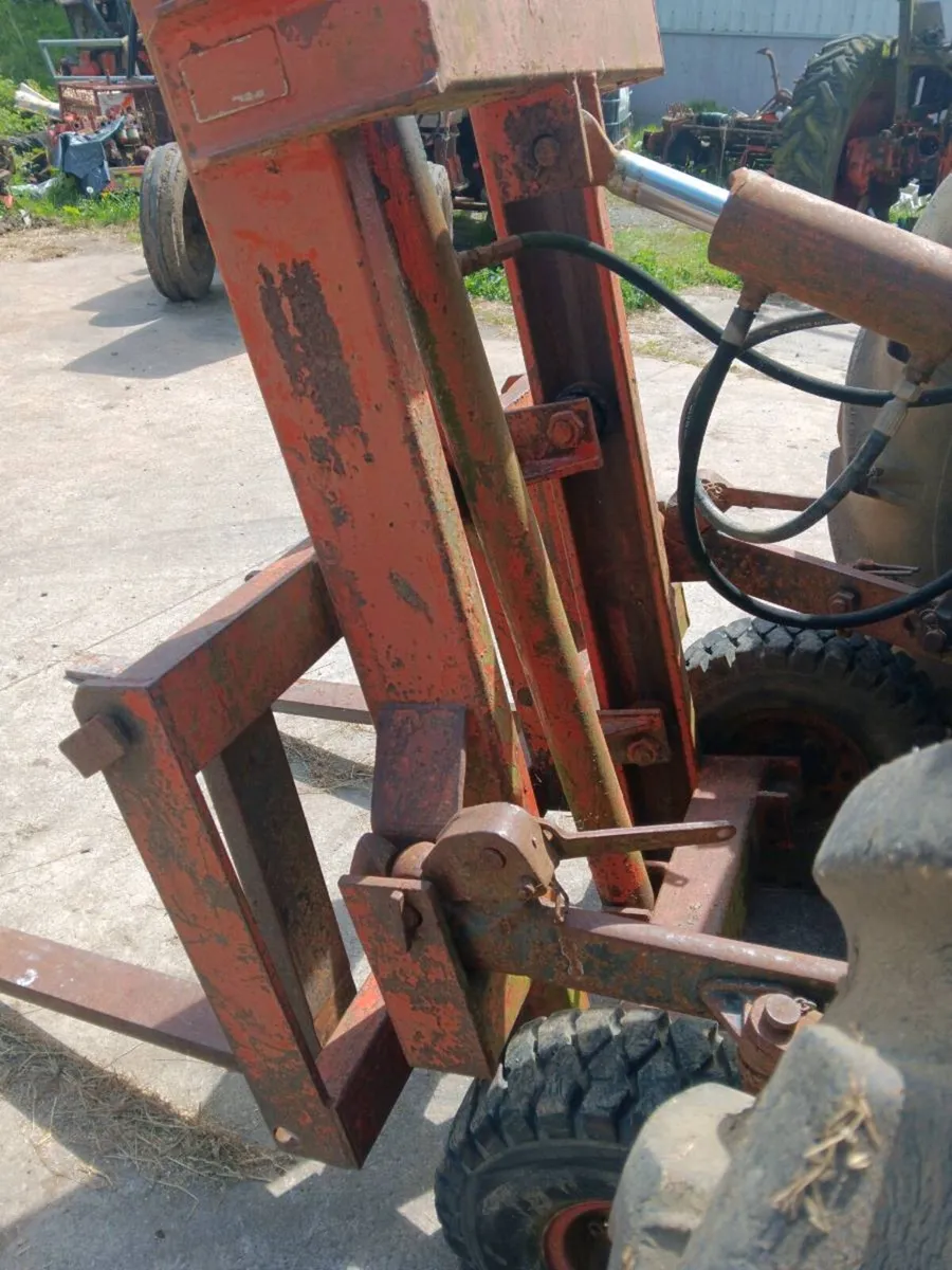 Forklift tractor - Image 1