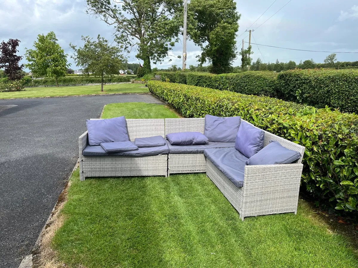 3 piece rattan patio set - Image 1