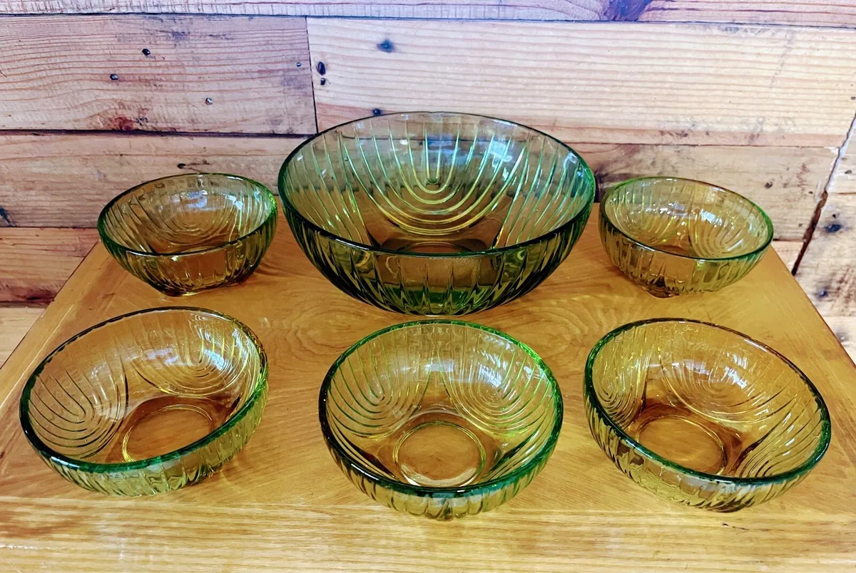 1970s green glass serving dish and bowls - Image 1