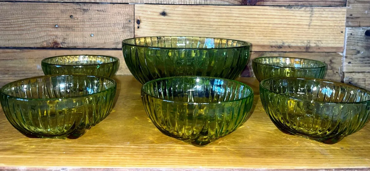 1970s green glass serving dish and bowls - Image 3