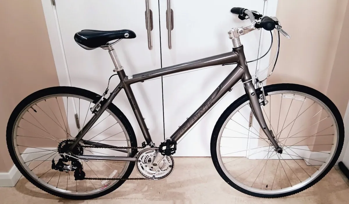 Large giant road bike great condition - Image 1