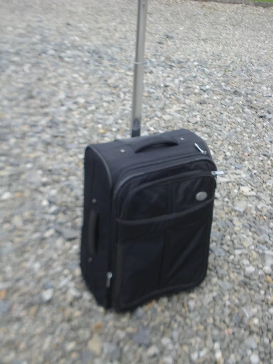 MEDIUM QUALITY USED BLACK FABRIC SUITCASE. - Image 1