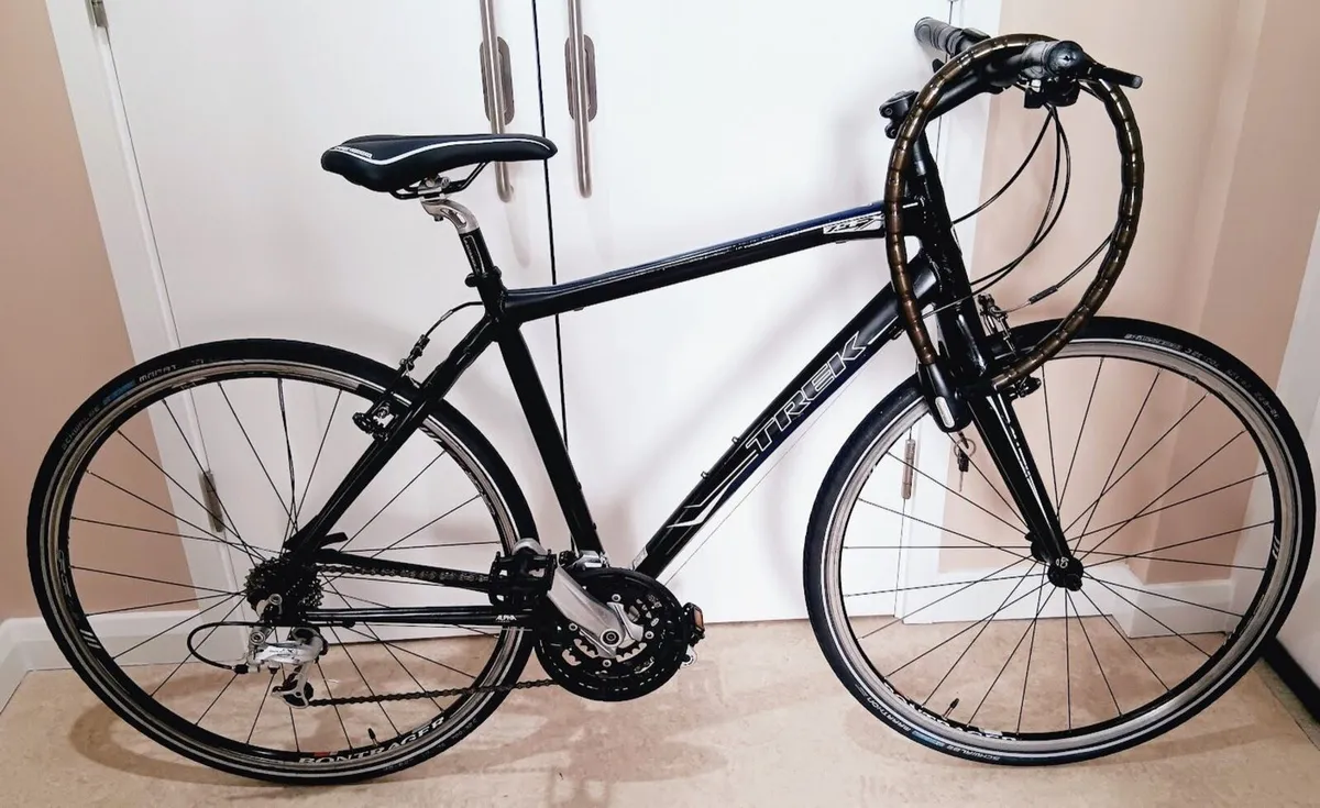 Trek road bike in great condition + lock - Image 1