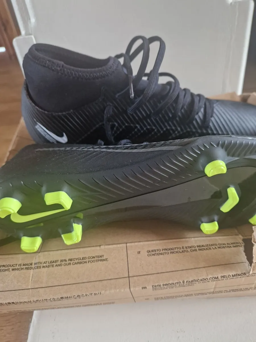 Football boots - Image 1