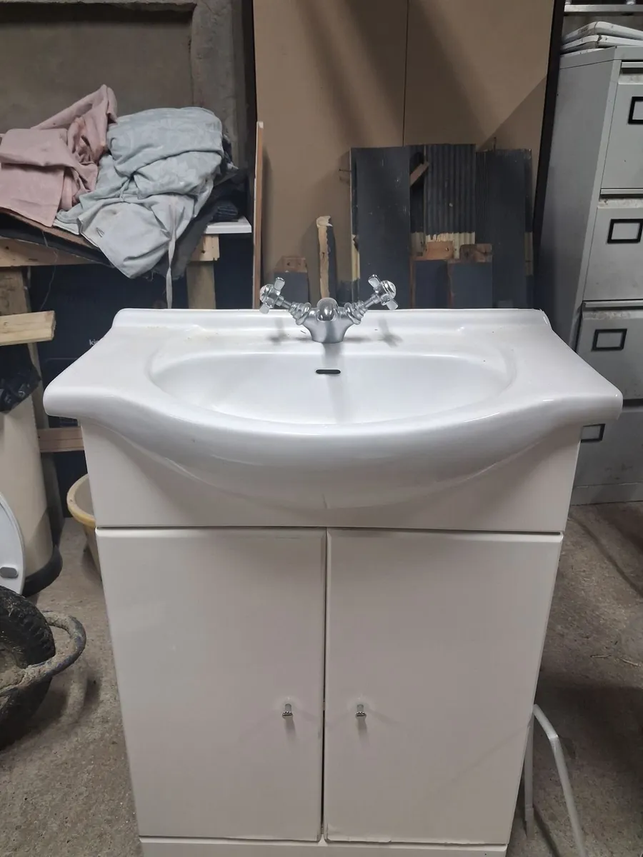 bathroom suite - Image 4