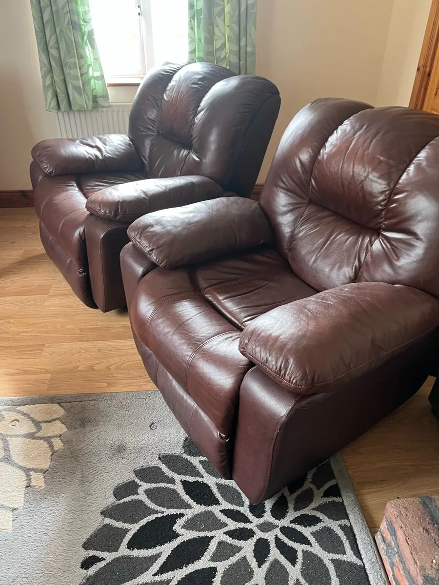 2 Recliner chairs - Image 1