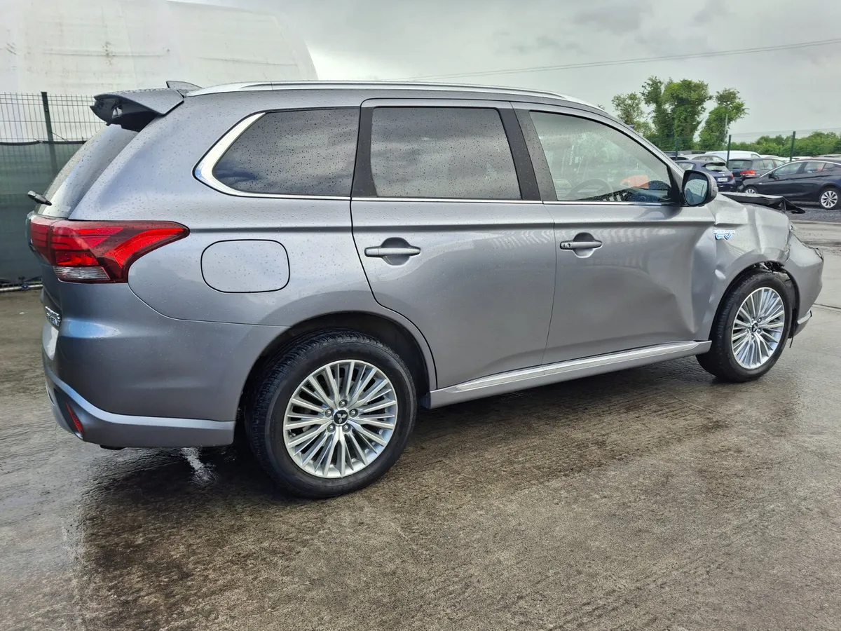 182 Mitsubishi Outlander  Hybrid  Automatic - Image 3
