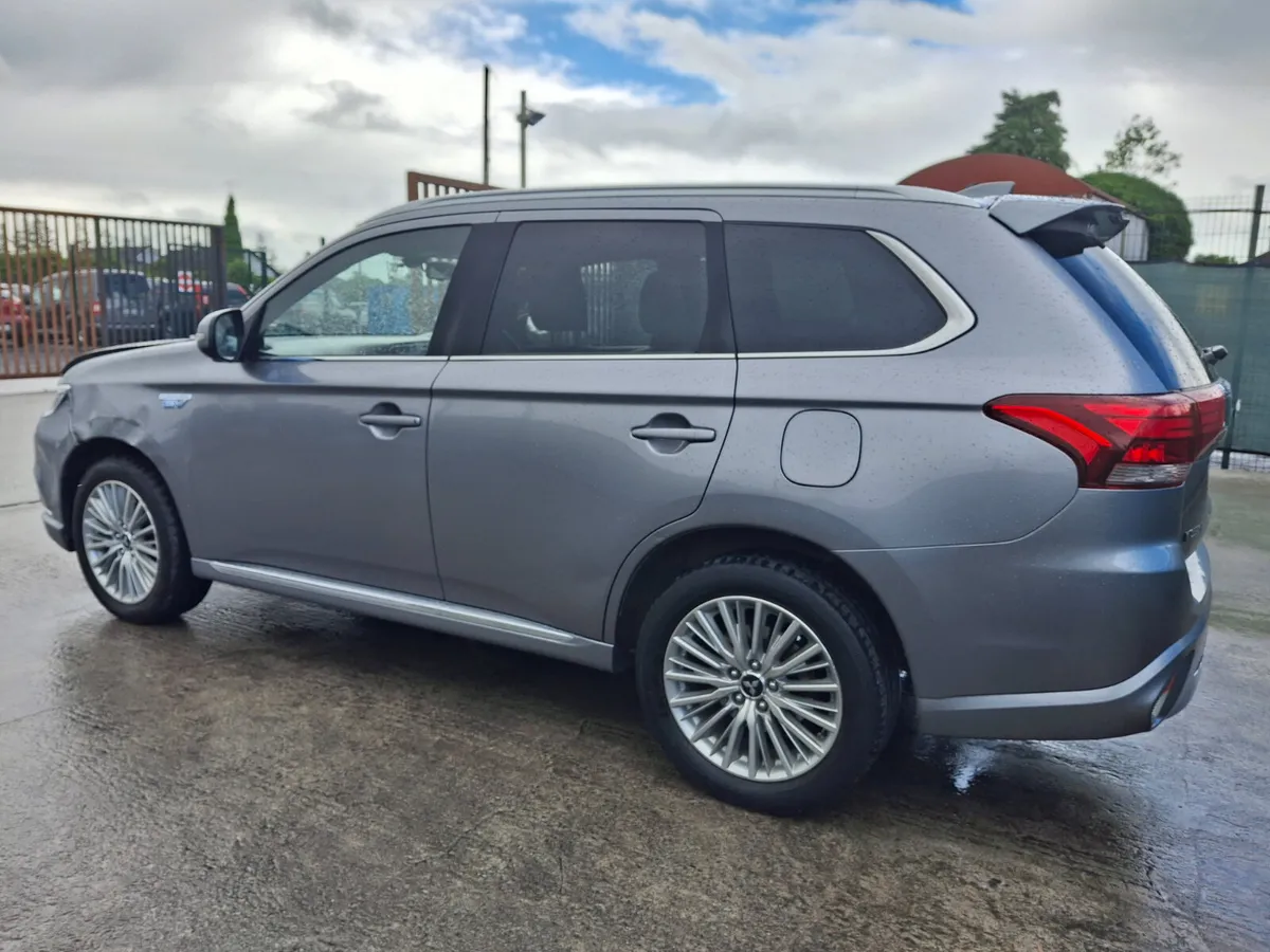 182 Mitsubishi Outlander  Hybrid  Automatic - Image 4