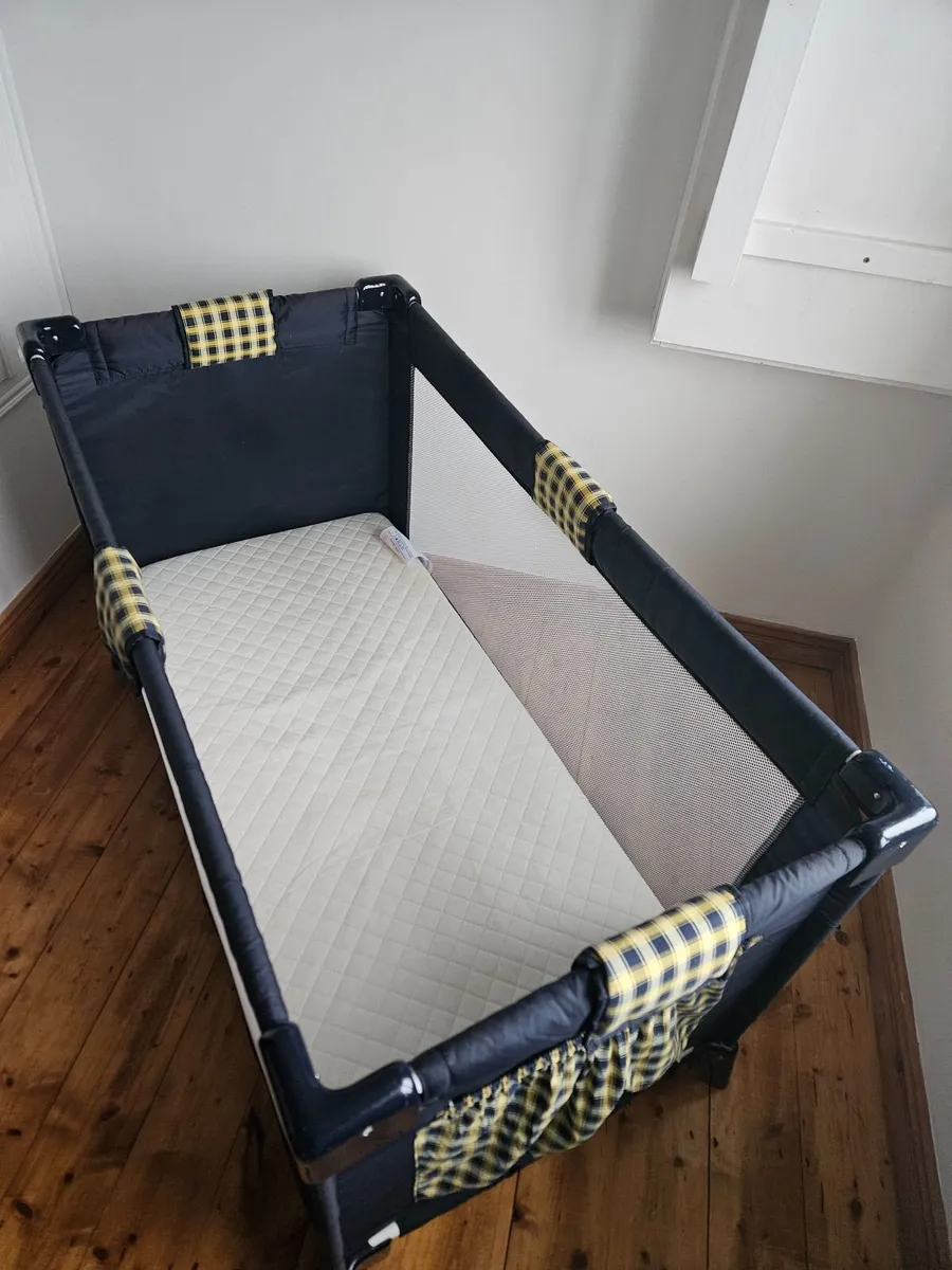 Travel cot with mattress - Image 2