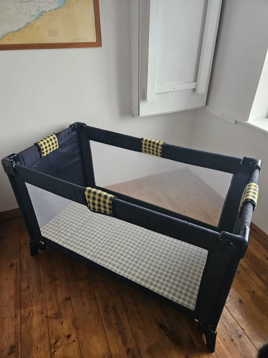 Travel cot with mattress - Image 3