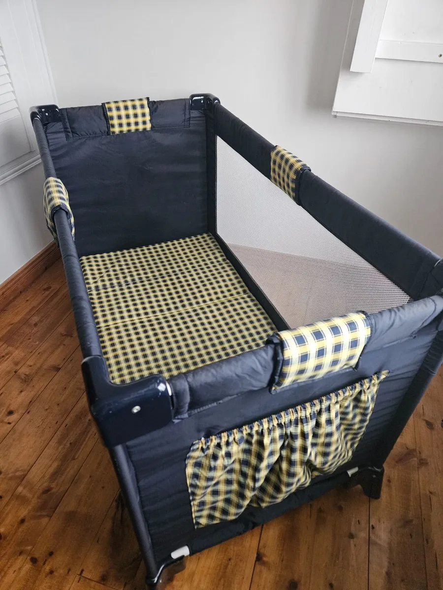 Travel cot with mattress - Image 1
