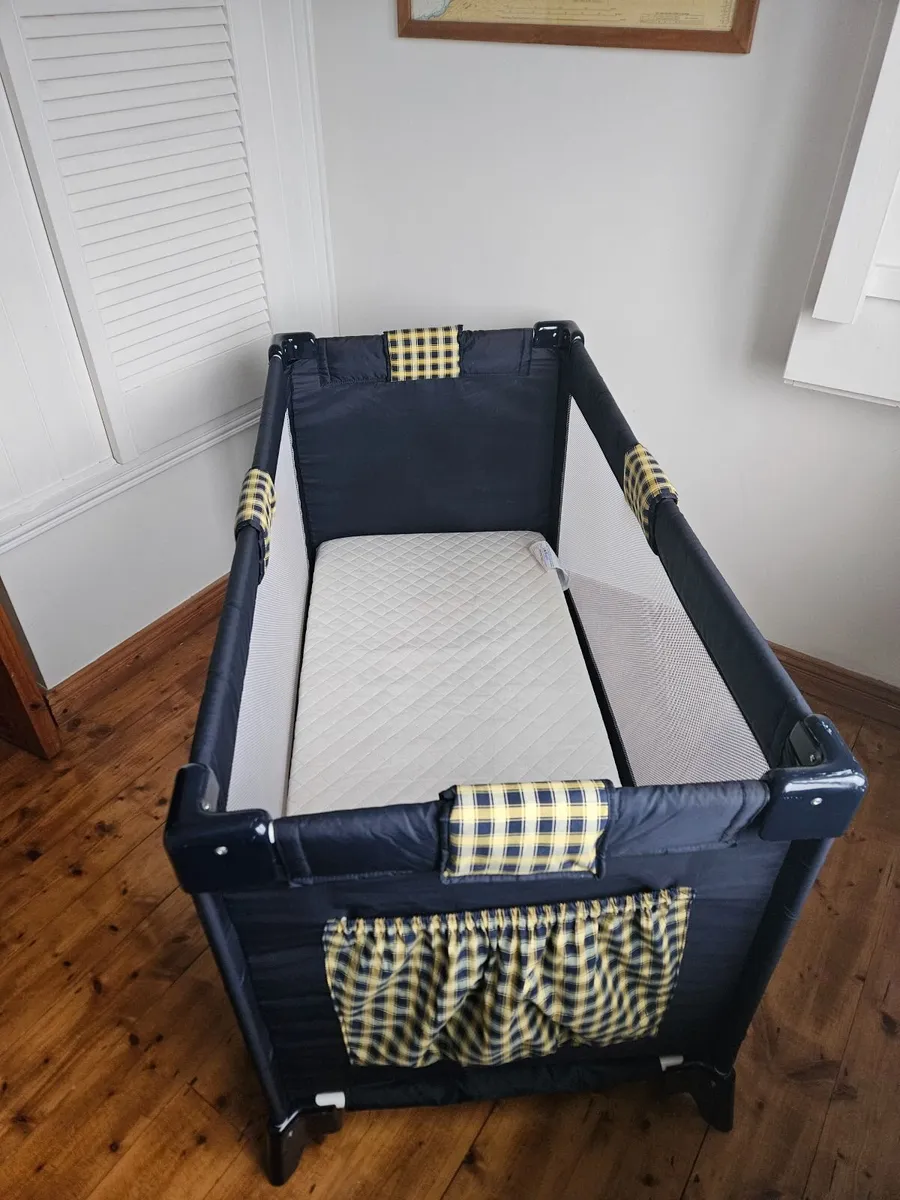 Travel cot with mattress - Image 4