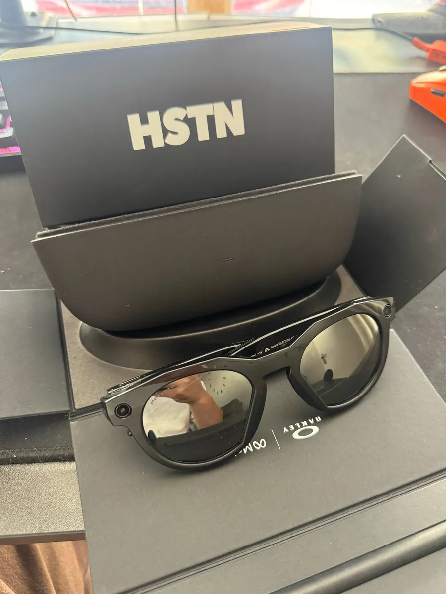 Meta glasses Oakley HSTN **unwanted gift** - Image 1