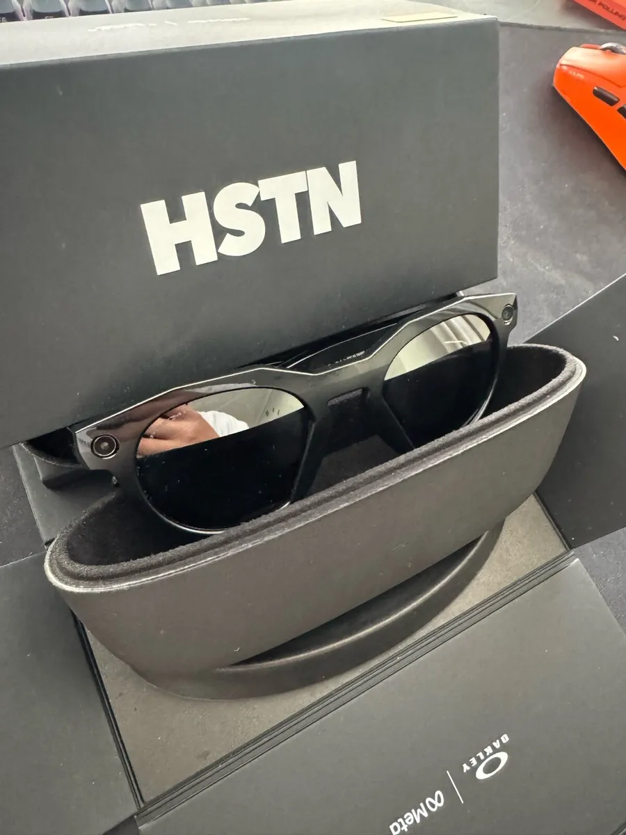Meta glasses Oakley HSTN **unwanted gift** - Image 2