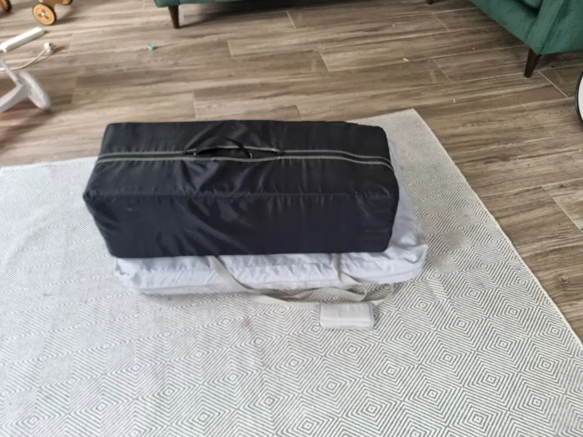 Travel cots - Image 1