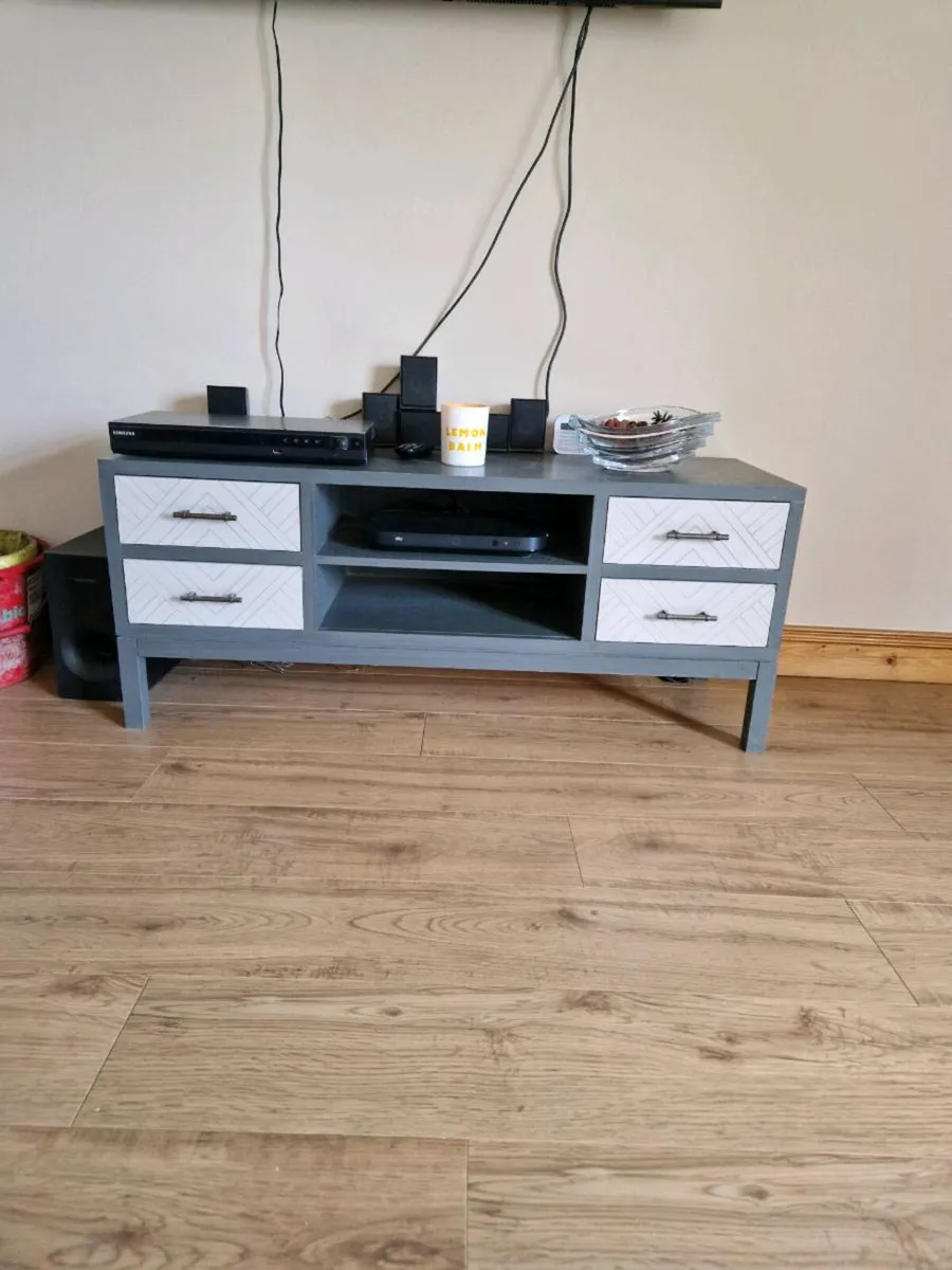 Coffee table and TV unit - Image 2