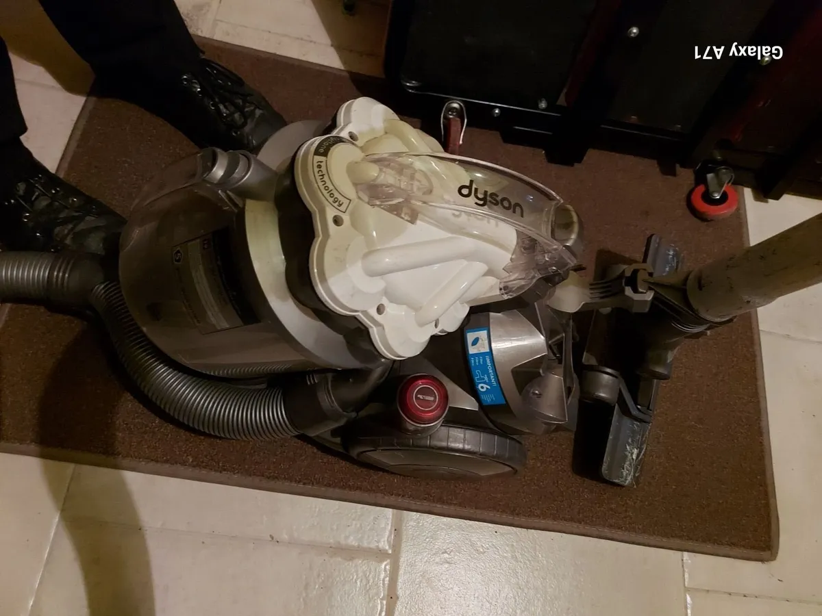 DYSON CYCLONE Vacuum Cleaner, great suction - Image 3
