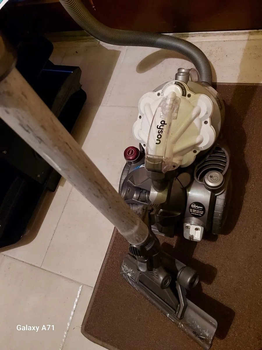 DYSON CYCLONE Vacuum Cleaner, great suction - Image 1
