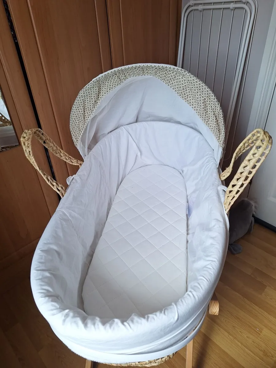 Moses basket, mattress & sheets - Image 1