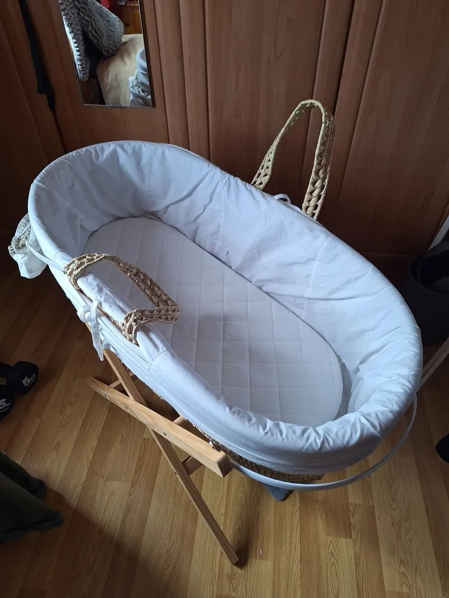 Moses basket, mattress & sheets - Image 4
