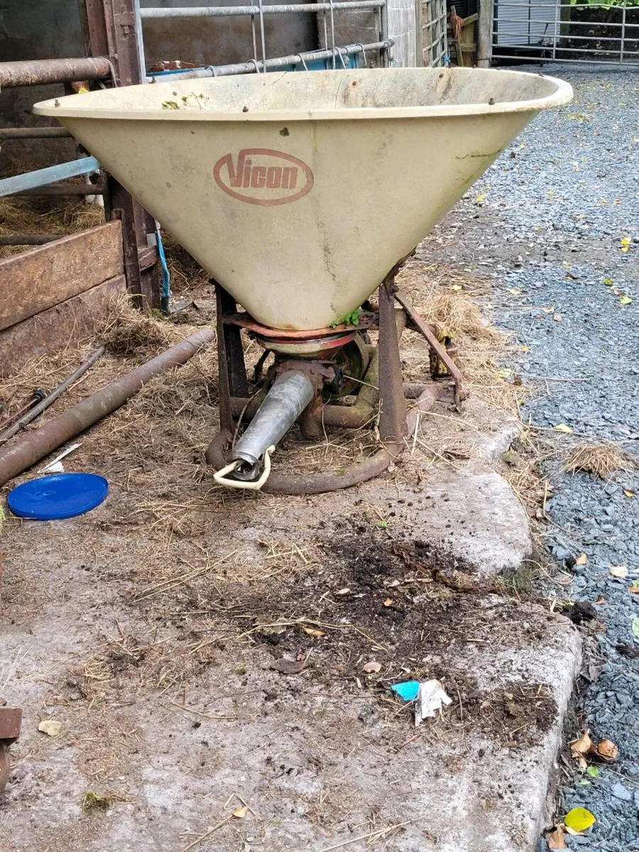 Fertiliser spreader - Image 1
