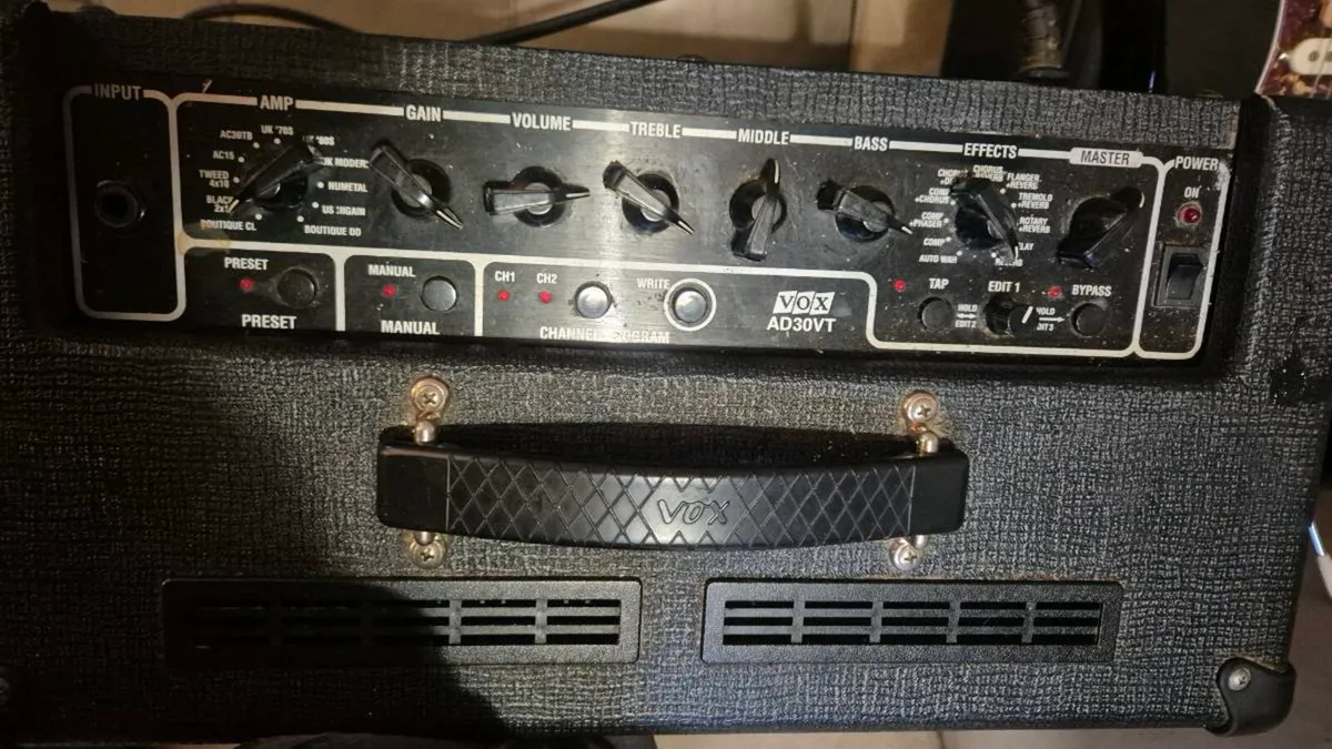 Crafter crema Stratcaster with Vox AD30 VT Amplifi - Image 3