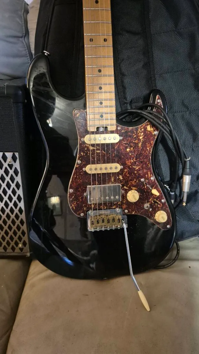 Crafter crema Stratcaster with Vox AD30 VT Amplifi - Image 2
