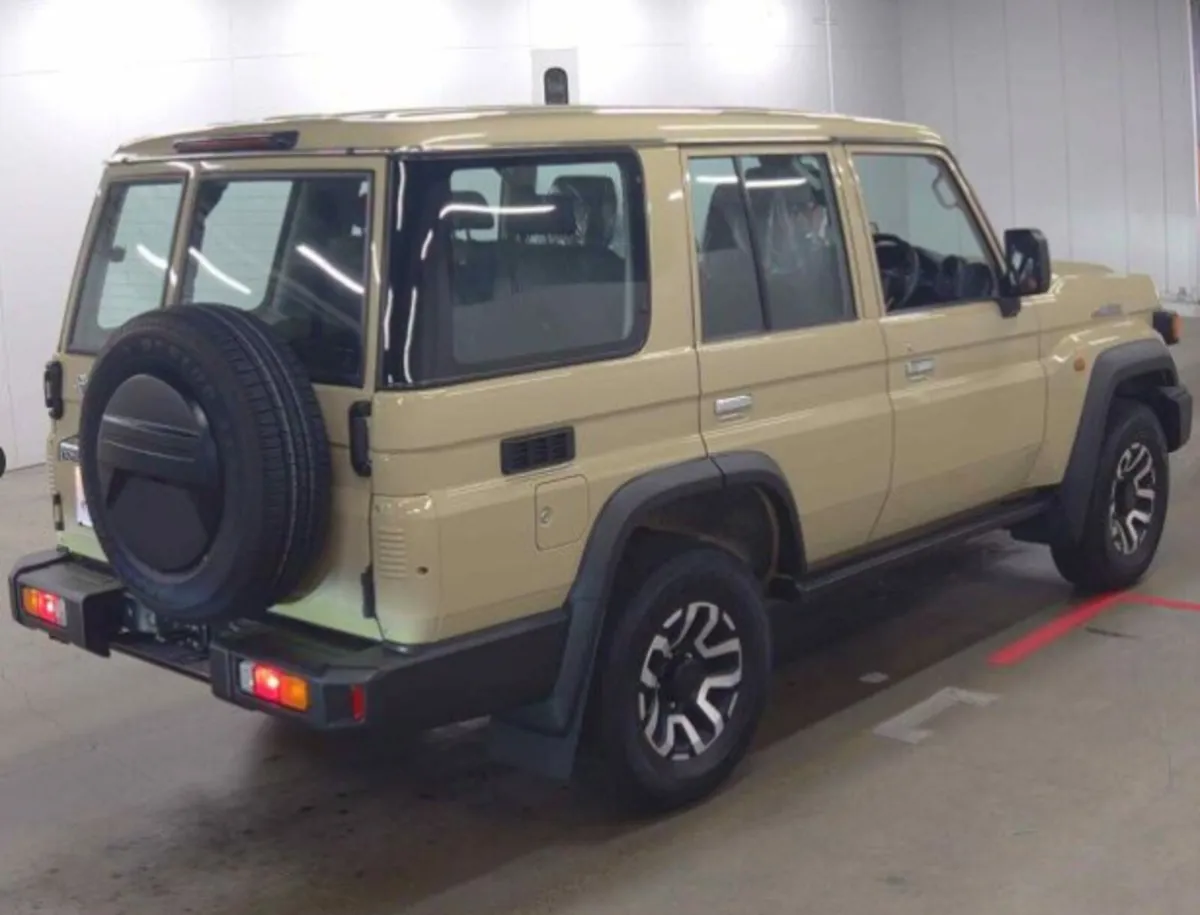 🚙 TOYOTA LAND CRUISER 70 SERIES - Image 3
