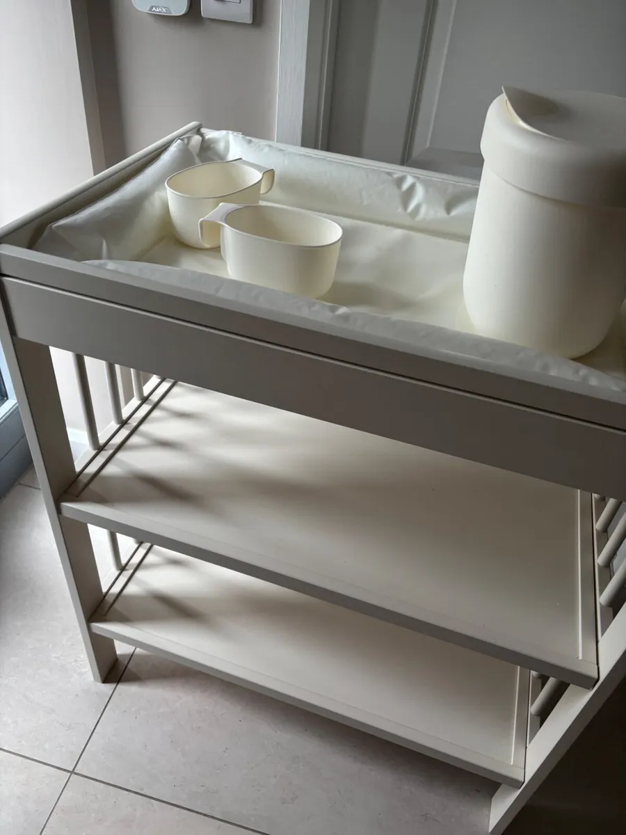 Baby changing unit - Image 1
