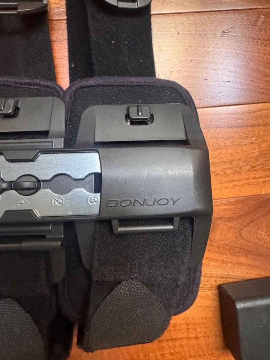 2 x DonJoy X-ROM Knee Braces | ACL | Meniscus | Post Surgery | Adjustable RO - Image 3