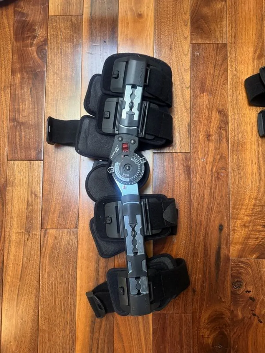 2 x DonJoy X-ROM Knee Braces | ACL | Meniscus | Post Surgery | Adjustable RO - Image 1