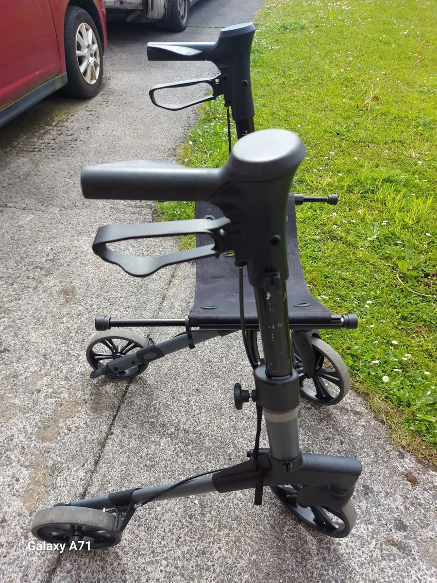 Rollator With Seat in excellent condition - Image 3