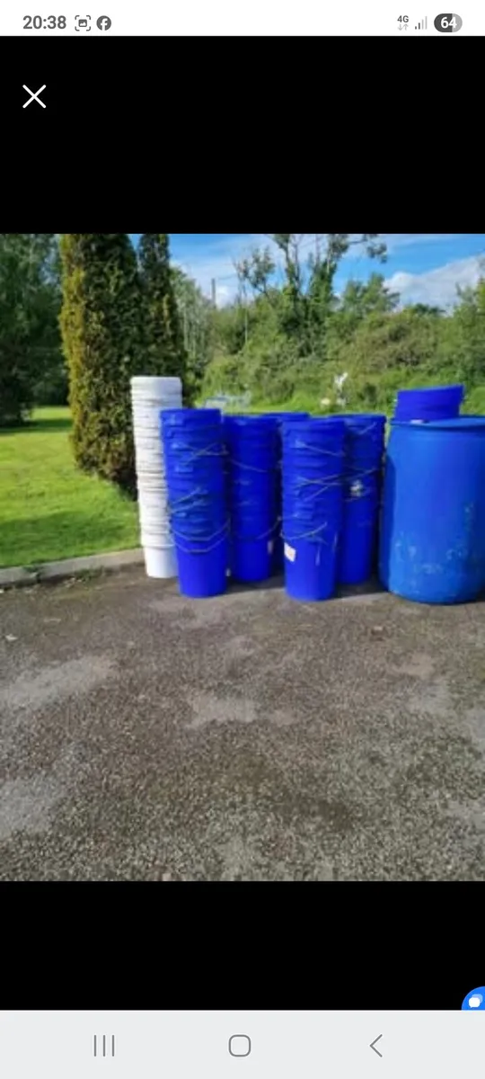 25L buckets with lids 4e each - Image 1