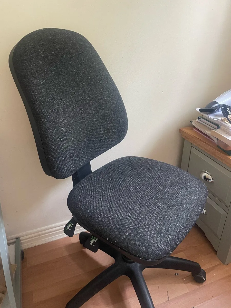 Desk and chair - Image 3