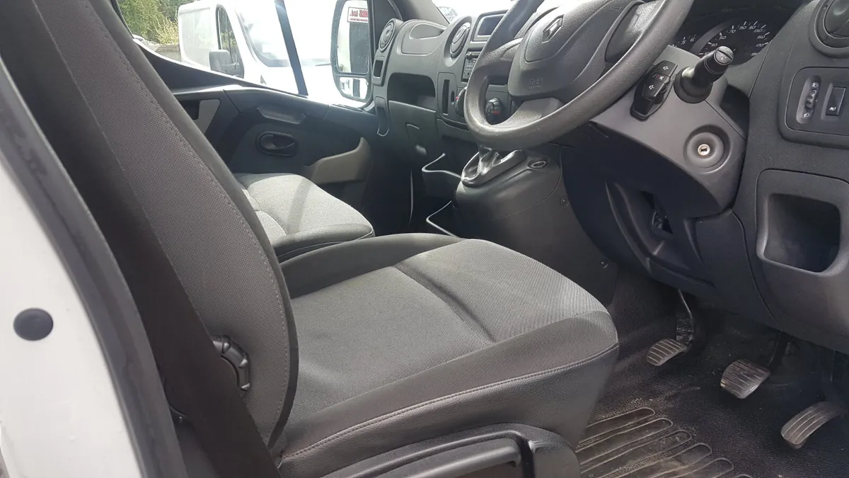 Renault Master LOW LOADER BOX 95KM VAT INVOICE - Image 3
