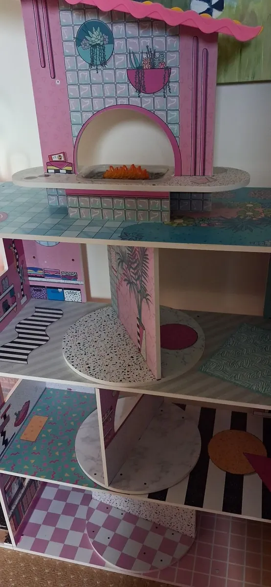 LOL Doll house with 2 cars and loads of dolls