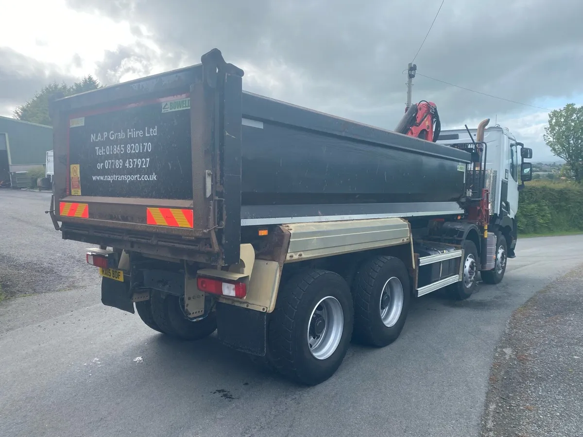 Renault 8x4 grab lorry - Image 3
