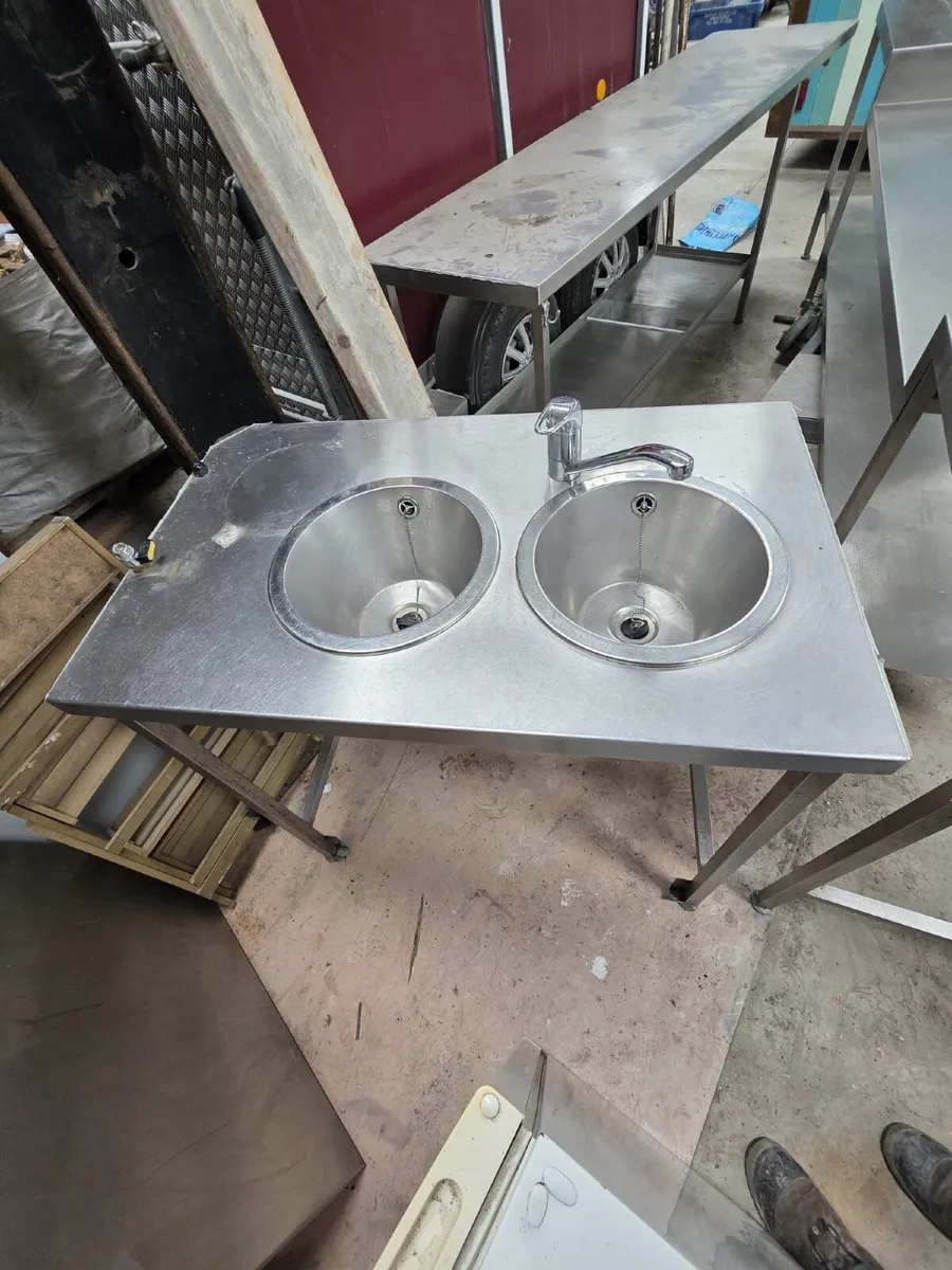 Stainless steel countertops, tap and sinks - Image 2