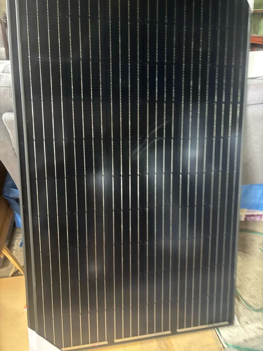 Solar panels and water tanks for hot press - Image 3
