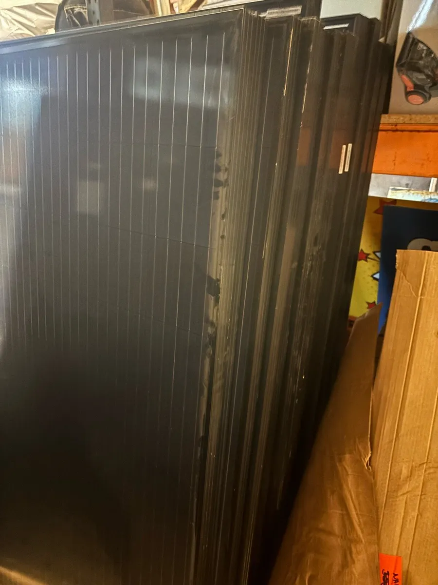 Solar panels and water tanks for hot press - Image 4